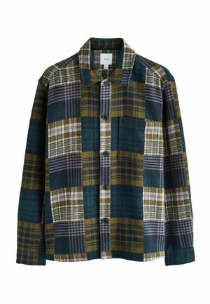 Cameră cămașă din flanel în carouri verzi, maro și bleumarin. Dispune de guler, mâneci lungi și un buzunar frontal. Material moale și texturat.