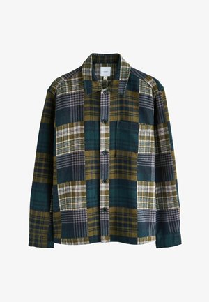 Cameră cămașă din flanel în carouri verzi, maro și bleumarin. Dispune de guler, mâneci lungi și un buzunar frontal. Material moale și texturat.