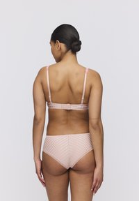 Roze lingerie set met een gebloemd beha met verstelbare bandjes en haaksluiting, gecombineerd met bijpassende gebloemde slipjes. Gladde textuur.