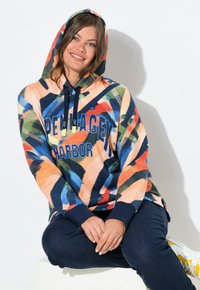 Felpa con cappuccio con motivo astratto multicolore in tonalità di blu, arancione e verde. Presenta una scritta grafica frontale e polsini blu navy.