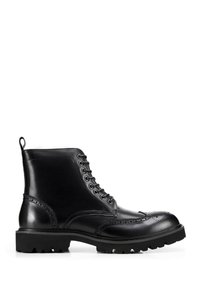 Czarne skórzane botki sięgające kostki z detalami w stylu brogue, okrągłym noskiem, sznurowanym przodem i szorstką, teksturowaną podeszwą zapewniającą lepszą przyczepność.