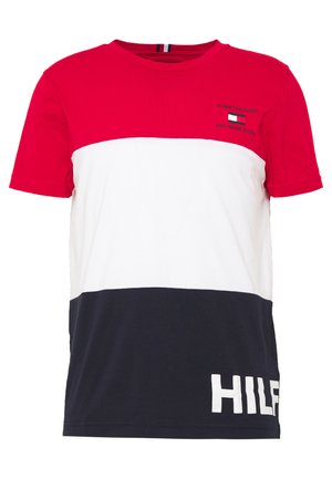 T-shirt à manches courtes rouge, blanc et bleu marine. Présente un design à blocs de couleurs horizontaux et le texte "HILFIGER" en blanc en bas.