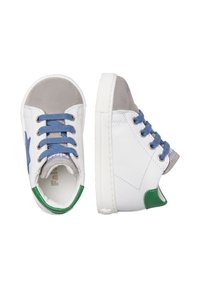 Sneakers bianchi con punta in suede grigio e dettagli verdi. Presentano lacci blu e suole in gomma bianca; design semplice e arrotondato.