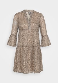 Leopardi-kuosiset mekko, joka on valmistettu kevyestä, läpinäkyvästä kankaasta. Mekossa on v-mallinen kaula-aukko, kerroksellinen muotoilu ja kellottuvat hihat. Värit tan ja ruskea.