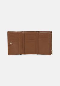 Portafoglio in pelle marrone con numerosi scomparti per carte, un compartimento con zip e una chiusura a pulsante a scatto. Texture liscia e design semplice.