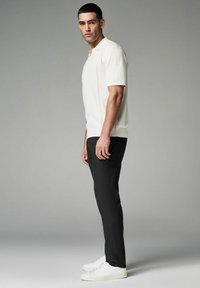 Next SLIM FIT LIGHTWEIGHT STRETCH - Chinos tipa bikses - black