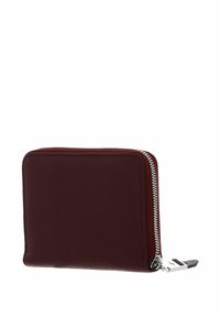 Portefeuille en cuir bordeaux avec une finition texturée, forme rectangulaire, fermeture éclair argentée, et un accent en métal sur la tirette de la fermeture éclair.