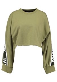 Sudadera corta de color verde oliva con mangas largas, que presenta rayas de texto en blanco y negro y puños acanalados.
