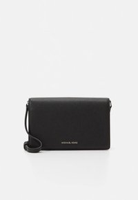 Mala tiracolo em pele preta granulada com design de aba dobrável, ferragens prateadas e uma placa com logótipo na parte frontal. Correia ajustável incluída.