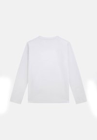 Weißes Langarm-T-Shirt aus Baumwolle mit rundem Halsausschnitt, das eine glatte Textur und keine sichtbaren Muster oder Akzente aufweist.