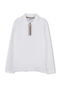 Vit långärmad polo med krage, som har en knappslå med brun och svart randig design och en subtil textur.