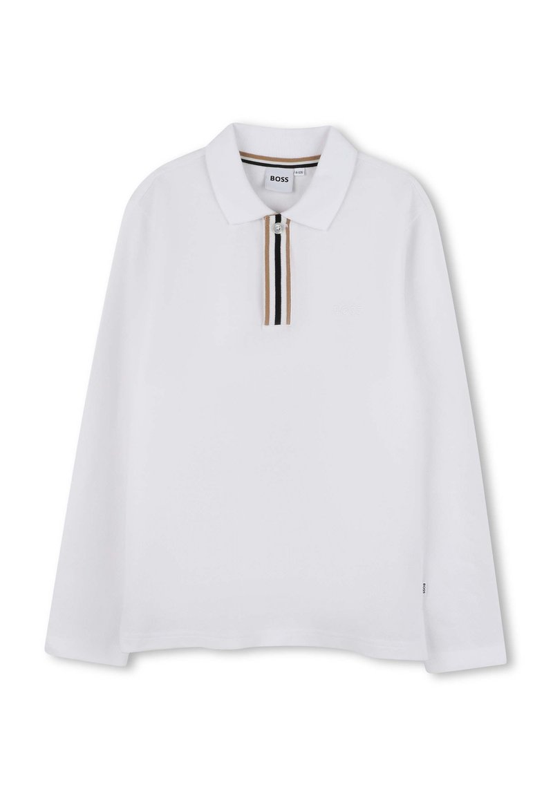 Vit långärmad polo med krage, som har en knappslå med brun och svart randig design och en subtil textur.