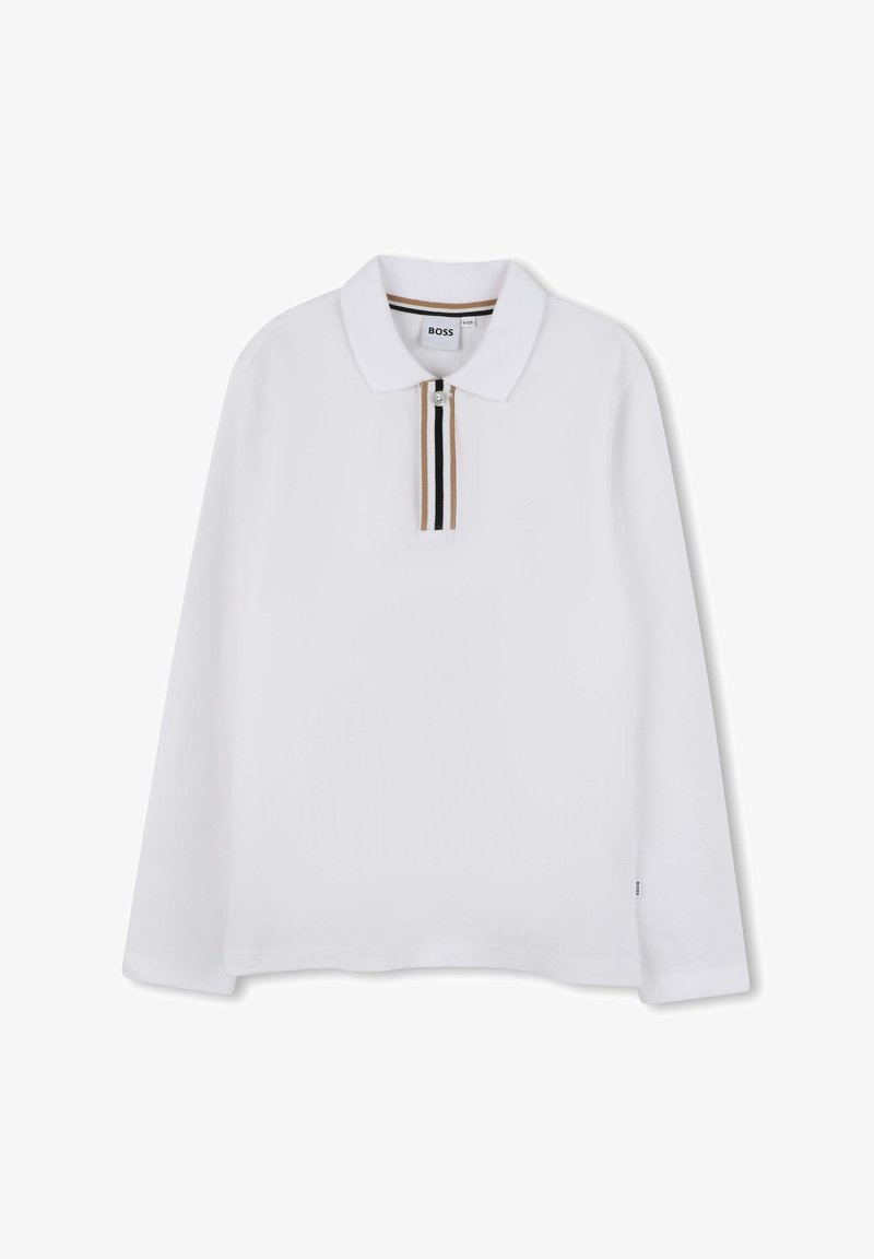 Biela polokošeľa s dlhým rukávom a preklopeným golierom, s gombíkovou légou v hnedých a čiernych pruhoch a jemnou textúrou.