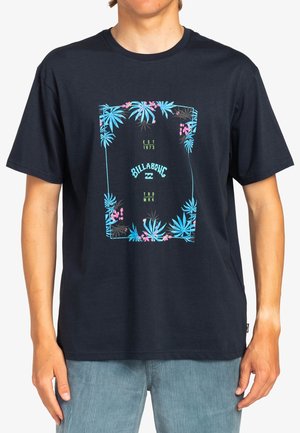 Granatowa bawełniana koszulka z krótkim rękawem, akcentująca kolorową grafikę tropikalnego liścia z tekstem. Luźny krój oraz gładka tekstura.