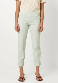 Lichtgroene, stretch denim broek met een elastische tailleband en zijzakken, met een taps toelopende snit en zichtbare stiksels.