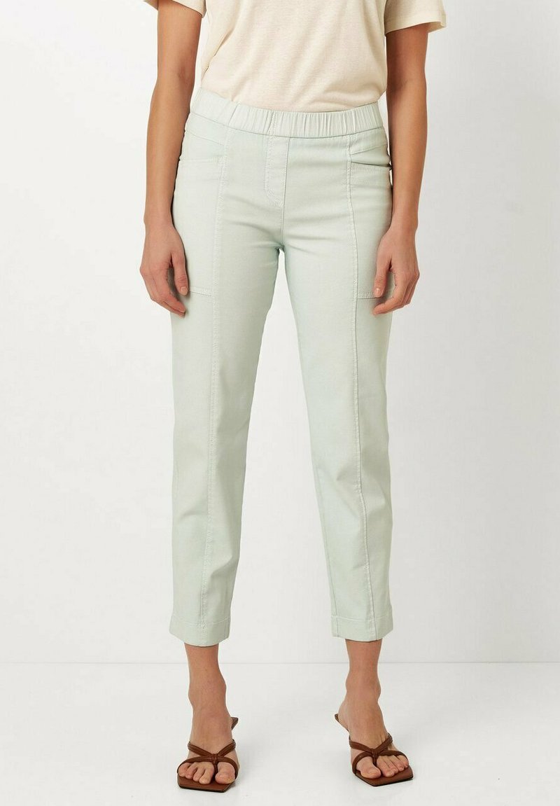 Lichtgroene, stretch denim broek met een elastische tailleband en zijzakken, met een taps toelopende snit en zichtbare stiksels.