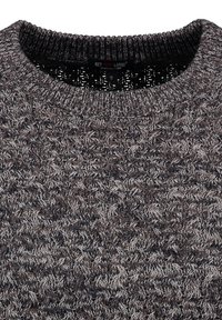 Gebreid sweatshirt, donkergrijs met subtiele lichtgrijze accenten. Heeft een textuurpatroon en een geribde halslijn. Merklabel zichtbaar.