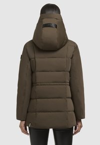 Puffer jacket in dark brown, with a large hood and quilted design. Features a brand label on the back and long sleeves.