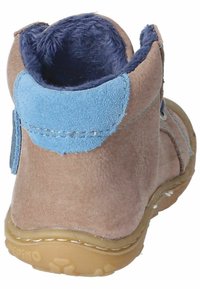 Stivale alla caviglia in suede marrone con un accento in suede blu sul tacco, suola in gomma color sabbia e rivestimento in finta pelliccia all'apertura. Design a punta arrotondata.