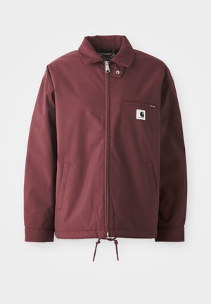 Burgundská užitková bunda vyrobená z odolné tkaniny. Má zip na přední straně, stojací límec, náprsní kapsu a nastavitelné stahování na dolním okraji.