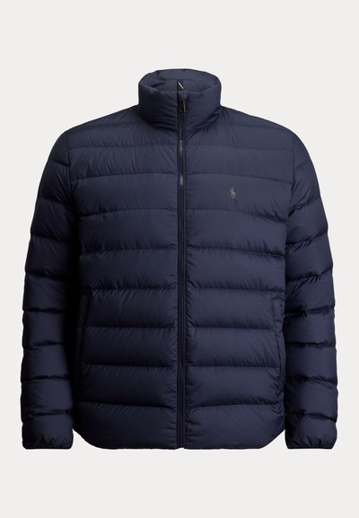 Marineblauw donsjack met horizontale stiksels, volledige ritssluiting aan de voorkant, hoge kraag en klein geborduurd logo op de linkerborst.