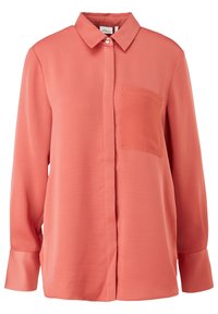 Chemise corail à boutons, manches longues, une seule poche poitrine et texture de tissu lisse. Comprend un col classique et une patte de boutonnage à l'avant.
