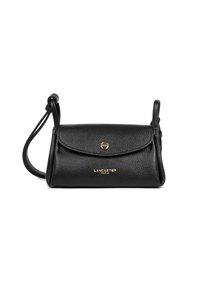 Borsa a mano in pelle nera con superficie testurizzata, chiusura a patta e logo dorato. Include una sottile tracolla rimovibile per il trasporto.