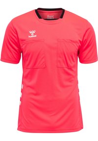 Camiseta deportiva de manga corta rosa con cuello negro, dos bolsillos frontales y detalles en blanco en las mangas. Hecha de material ligero y transpirable.