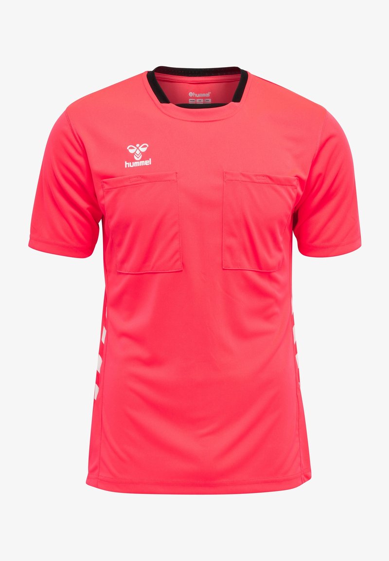 Camiseta deportiva de manga corta rosa con cuello negro, dos bolsillos frontales y detalles en blanco en las mangas. Hecha de material ligero y transpirable.