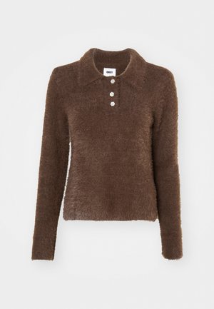 Brun fuzzy langærmet trøje med krave og tre cremefarvede knapper, der har en blød tekstur og en tætsiddende silhuet.