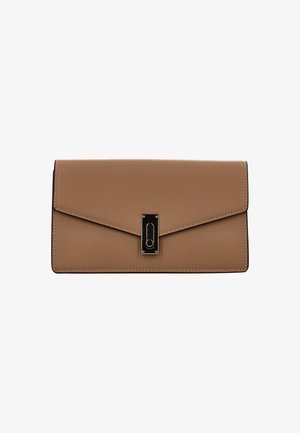 Portofel din piele ecologică bej, cu design plat, închidere cu cataramă metalică neagră și cusături bej contrastante. Formă dreptunghiulară, textură netedă.