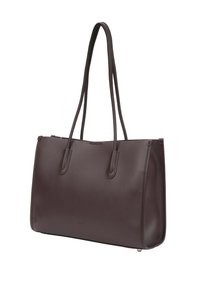 Smeđa kožna torba tote s dugim ručkama, strukturiranim oblikom, glatkom teksturom i diskretnim detaljima šavova uz rubove.