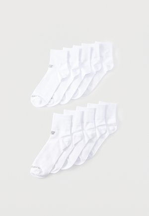 Douăsprezece perechi de șosete albe până la gleznă cu manșete striate și logo-uri subtile ale brandului, aranjate în două rânduri ordonate pe un fundal simplu.