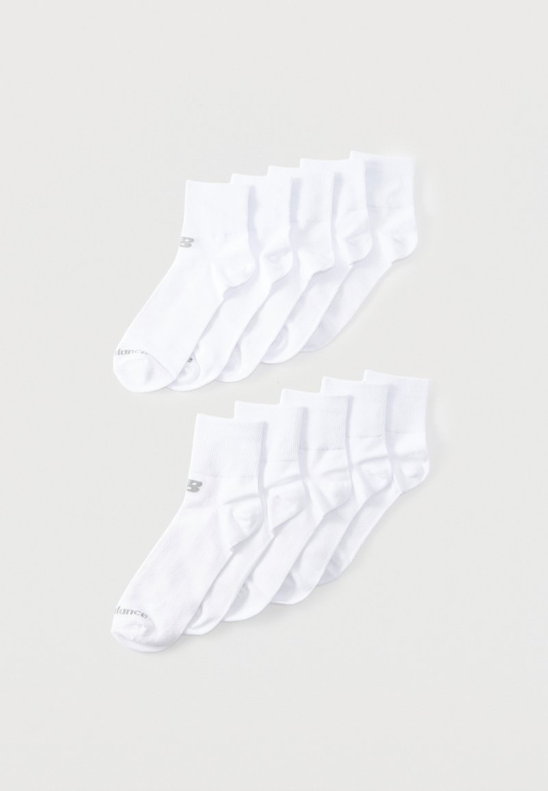 Zwölf Paar weiße Knöchelsocken mit geripptem Bündchen und subtilen Markenlogos, ordentlich in zwei Reihen auf einem schlichten Hintergrund angeordnet.