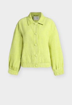 Giacca verde chiaro con trama, grandi bottoni rivestiti in tessuto, polsini elasticizzati e colletto, mostrata su sfondo bianco.