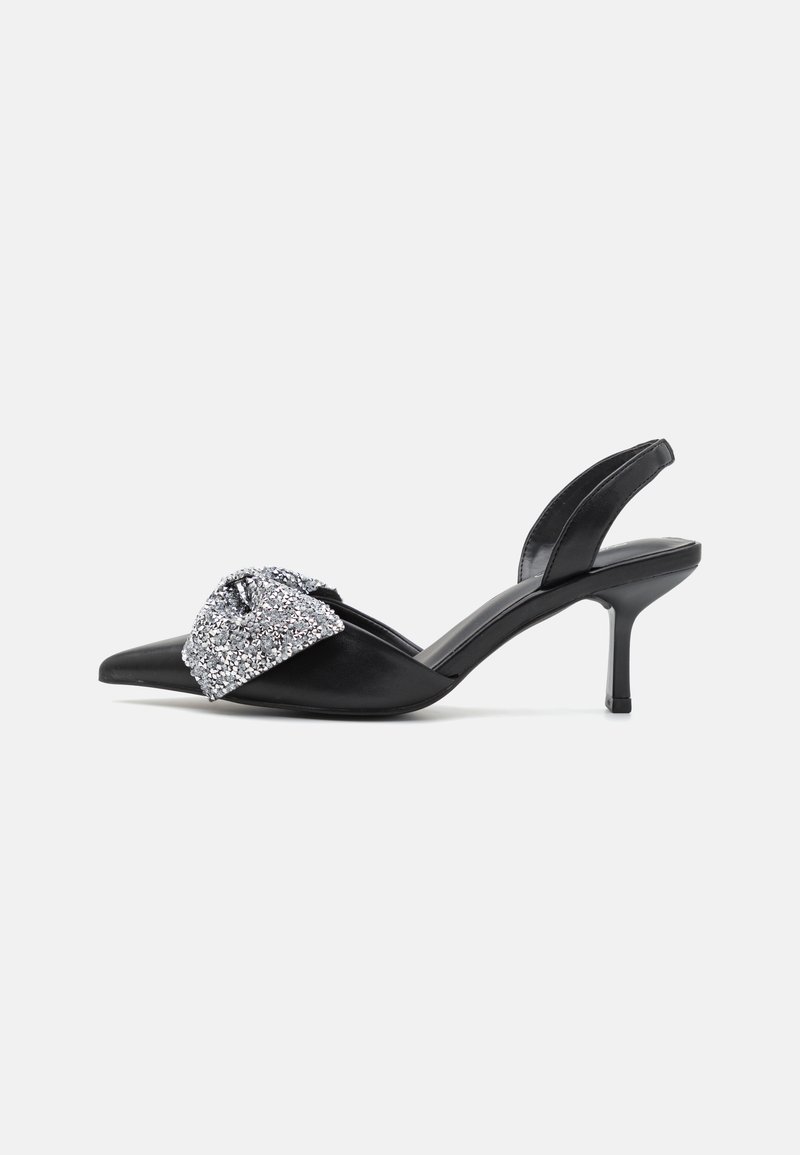 Mustat slingback-korkokengät, joissa on terävä kärki, ja ylemmässä on kimalteleva hopeinen solkiyksityiskohta sekä hoikka korko. Pintamateriaali on sileä.