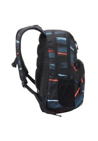 Schwarzer Rucksack mit blauen und roten diagonalen Streifen, aus strapazierfähigem Stoff, mit gepolsterten Trägern, einem Netzfach und zwei Reißverschlussfächern.