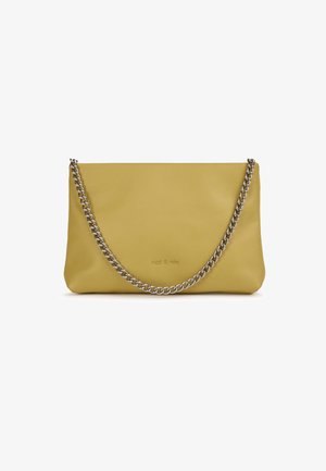 Gelbe Lederhandtasche mit einem silbernen Kettenriemen, die eine glatte Textur und ein minimalistisches Design aufweist. Logo auf der Vorderseite geprägt.