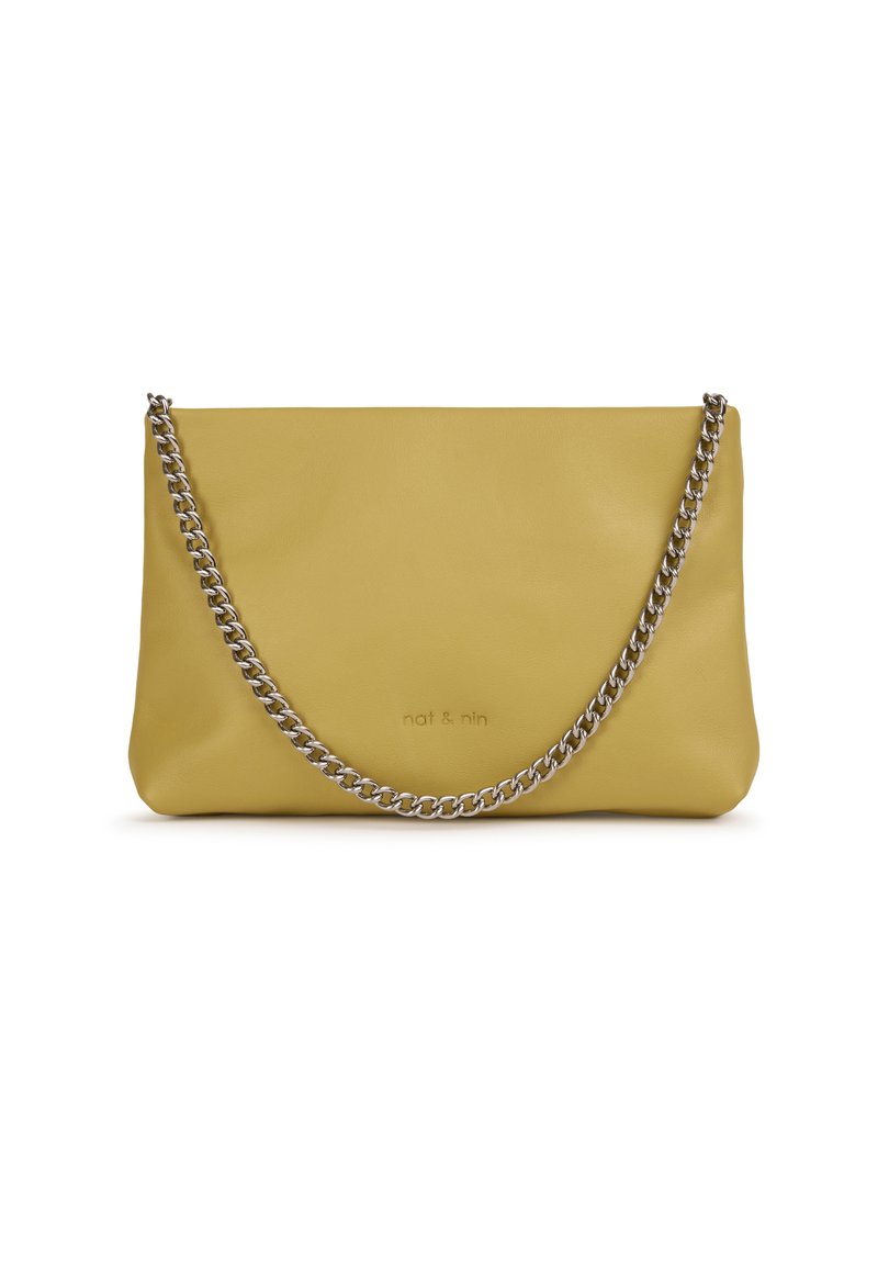 Borsa a mano in pelle gialla con tracolla in catena argentata, caratterizzata da una texture liscia e un design minimalista. Logo impresso sul davanti.