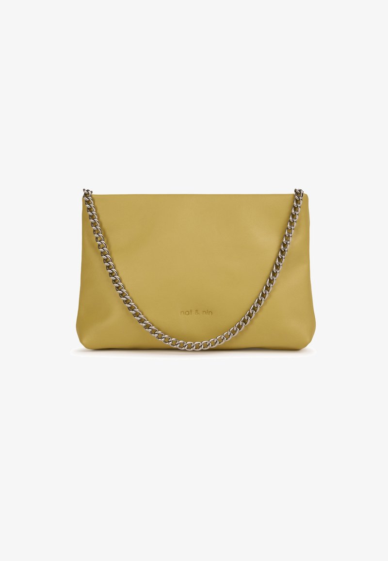 Borsa a mano in pelle gialla con tracolla in catena argentata, caratterizzata da una texture liscia e un design minimalista. Logo impresso sul davanti.
