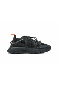 Zapato deportivo negro con parte superior de malla y suela de goma. Presenta una lengüeta en el talón de color naranja y la impresión "FAST FIT FRAME". Superficie texturizada y acentos de diseño.