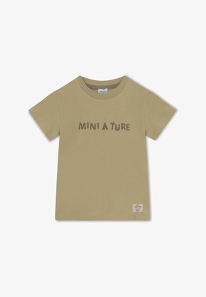T-shirt à manches courtes tan en coton avec le texte "MINI A TURE" imprimé en marron, et une petite étiquette en tissu en bas.