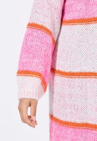 Strickpullover mit pinken und weißen Streifen, akzentuiert mit orangefarbenen Details. Hat eine lockere Passform und weite Bündchen, die ein strukturiertes Muster zur Geltung bringen.