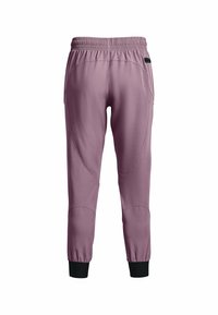 Fialové sportovní kalhoty se elastickým pasem, tapered nohavicemi, černými manžetami a hladkým povrchem s detaily švů.