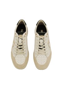 Sneaker in pelle bianca con accenti in suede, punta perforata, suola in gomma beige e fodera in tessuto verde, dotate di lacci piatti e dettaglio del logo.