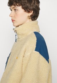 Levi's® BIGFOOT SHERPA JACKET - Fleecetakki - marzipan