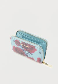 Portofel bleu deschis cu fermoar, model cu trandafiri roșii, fermoar auriu și logo-ul "Ted Baker" inscripționat cu litere aurii, parțial deschis, arătând compartimentele interioare.