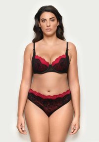 Sæt af sort blonde-lingeri med rød blomsterblondekant, undertrøje med justerbare stropper og matchende højtaljede trusser.