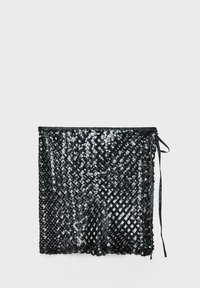 Crni omot s aplikacijama od šljokica u obliku dijamantnog uzorka, s trakom od satena za vezanje sa strane. Tekstura je sjajna i reflektirajuća.