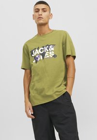 Jack & Jones - JCODUST CREW NECK - Camiseta estampada - olive branch Imagen en miniatura 1